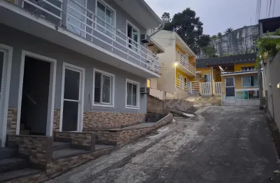 Ótima casa para locação,  próximo do comércio,  praças e escolas.