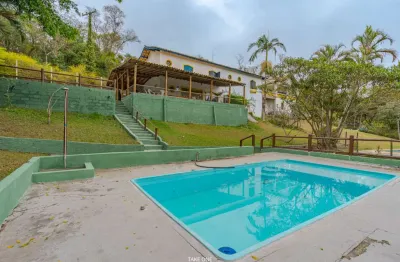 Casa em condomínio para venda com 3 quartos, sendo 3 suítes, 250m²