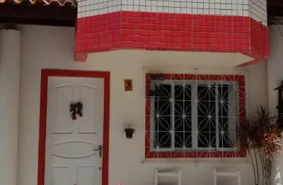 Sobrado com 2 dormitórios, área externa com churrasqueira e apenas alguns metros da praia de bombas