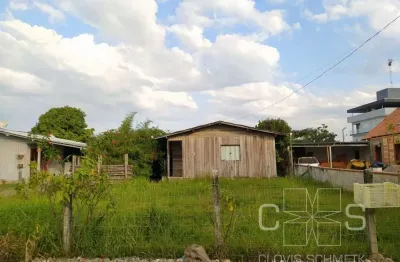 Terreno e casa com dois dormitórios a 800 metros da praia de itajuba