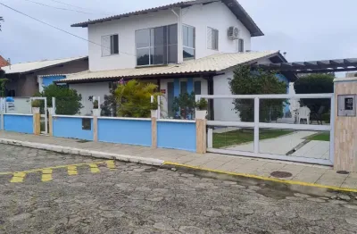 Linda casa com 4 suítes, localizada em condomínio fechado proximo ao mar na Praia dos Ingleses