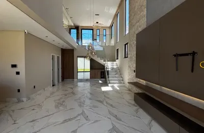 Sobrado próximo ao praia clube e uberlândia shopping, localizado no cidade jardim com,  403 m2 de terreno com 203m2 de construção!