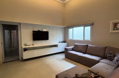 Casa moderna com pé direito duplo e piscina aquecida no bosque dos buritis