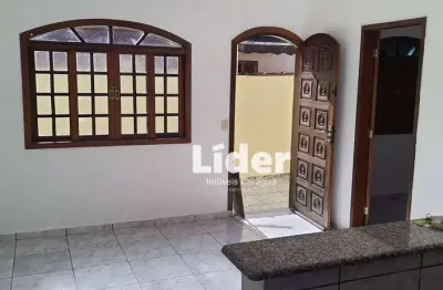 Casa espaçosa, 3 dorm. (suíte) e quintal com área gourmet. aceita financiamento e veículo.