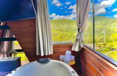 Chalé köln — entre a colina e a mata. com hidromassagem e espaço home office/ tv. seu refúgio de inspiração em meio à natureza da grande florianópolis e próximo das praias e comércios..