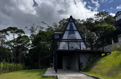 Chalé köln — entre a colina e a mata. com hidromassagem e espaço home office e tv. seu refúgio de inspiração em meio à natureza da grande florianópolis e próximo das praias e comércios..