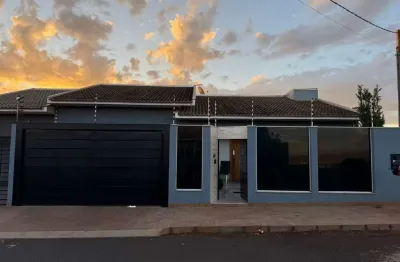 Casa à venda, exclusiva com piscina e energia solar em floresta - pr analisa permuta por terreno de