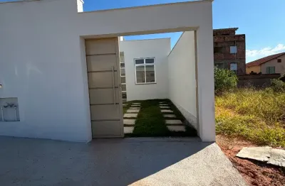 Excelente casa no bairro petrópolis – 180 m² de área construída, 2 quartos com varanda, porcelanato, garagem para 2 carros – apenas r$ 300.000 | financiável