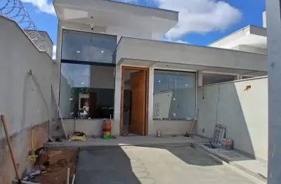 Casa nova no bairro novo centro – 3 quartos, suíte, área privativa e 2 vagas – 107 m² construídos e terreno de 180 m² – r$ 630.000,00