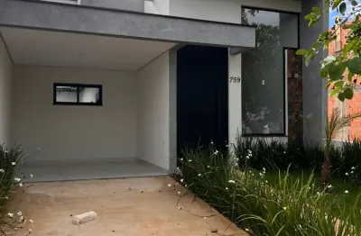 Casa com excelente custo beneficio, 3 dormitórios sendo 1 suíte com acesse ao quintal, com box e espelhos nos banheiros e lavanderia fechada com persiana elétrica