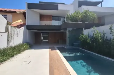 Casa de Alto Padrão no Condomínio Rio Mar – Barra da Tijuca | 5 Suítes, Área Gourmet Completa e Lazer Privativo