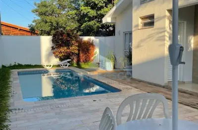 São 3 suítes, sendo 01 com closet, sala para 02 ambientes (jantar/estar), escritório