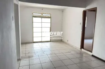 Casa 02 quartos com aproximadamente 150 m2,sala para 2 amb, cozinha, com 02 vagas de garagem no bairro pompeia