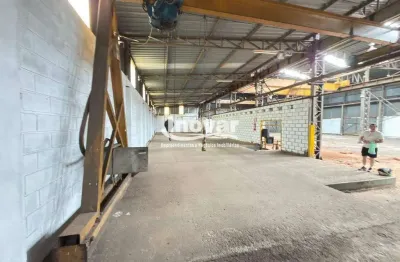 Galpão com aproximadamente 1.550m² com 04 pontes rolantes de: 20t, 10t e 5 toneladas.