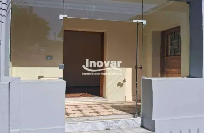 Excelente casa tombada e reformada com 2 pavimentos, terreno de 200 m2, area construida de 169 m2, vaga para 4 carros