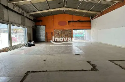 Lojão/ galpão com aproximdamente 350 m2 de piso + 120 m2 de mezanino + área descoberta, estacionamento com 8 vagas