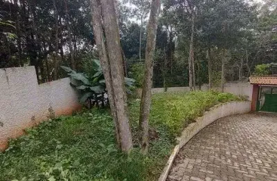 Chácara em condomínio com 210 metros de área construída com 3 quartos sendo 1 suite e piscina .