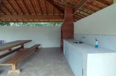 Chácara em condomínio com 210 metros de área construída com 3 quartos sendo 1 suite e piscina .