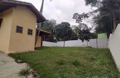 Chácara em condomínio com 210 metros de área construída com 3 quartos sendo 1 suite e piscina .