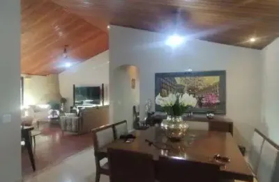 Belíssima chácara com 480 metros com 4 quartos sendo 4 suites com piscina ,quadra de futebol