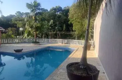 Belíssima chácara com 480 metros com 4 quartos sendo 4 suites com piscina ,quadra de futebol