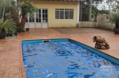 Local perfeito para pessoas que procuram contato com a natureza nao abrem mao de tudo proximo pois o imovel fica a 3,7km da praça do embu , ambiente com varios pés de frutas !