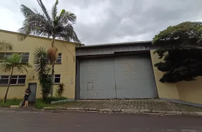Galpão  próximo a Rodovia Regis Bittencourt com grande área livre de terreno