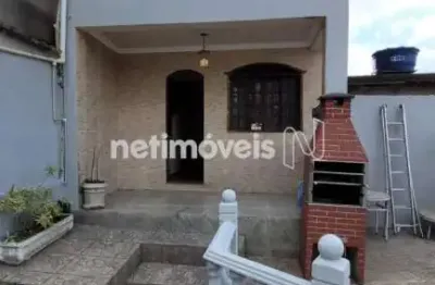 Casa com 2 quartos para alugar na Rua Alfredo Alves de Castro, Mantiqueira, Belo Horizonte