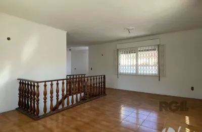 Casa com 5 dormitórios, espaço para festas e peças amplas próximo ao iguatemi