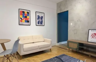 Apartamento reformado e semimobiliado no coração da cidade baixa