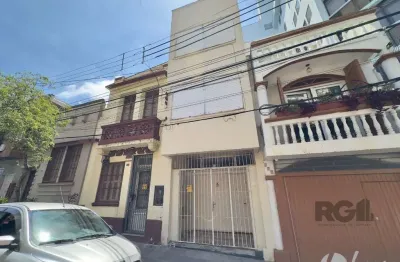 Casa com 4 dormitórios e pátio com churrasqueira no centro histórico