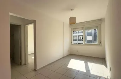 Apartamento 1 dormitório de frente com 40 m² no centro histórico