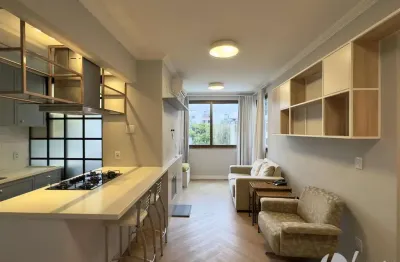 Apartamento mobiliado 2 dormitórios com lavabo e vaga de garagem na cidade baixa