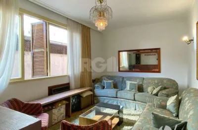 Apartamento 3 dormitórios, sendo 1 suíte, com 2 salas de estar, junto à praça da