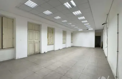 Prédio comercial de esquina, com mais de 1.000m², dois andares e acesso lateral