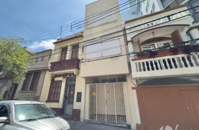 Casa com 4 dormitórios e pátio com churrasqueira no centro histórico