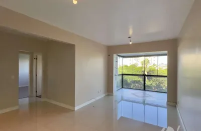 Apartamento 2 dormitórios com sacada, garagem e vista arborizada no menino deus