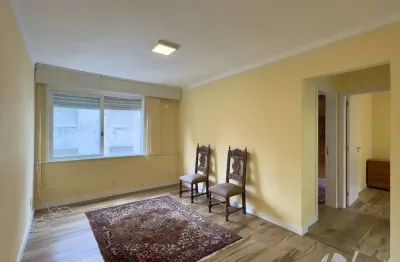 Apartamento 2 dormitórios, reformado e ensolarado no Centro Histórico