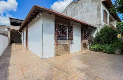 Casa com 200m²  privativos com edícula, espaço gourmet e gerador de energia.