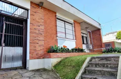 Casa com 4 quartos,1 suíte 3 vagas de garagem no bairro jardim do salso.