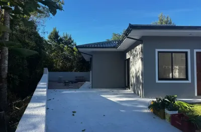 Casa unifamiliar localizada em potecas - são josé / sc  casa unifamiliar com três quartos, perfeito para quem precisa de espaço. imóvel com amplo terreno na frente e lateral para melhor aproveitamento