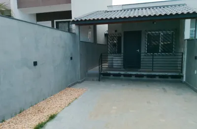 Casa Geminada com suíte - R$ 380 mil  Loteamento Alta Vista em São José  ️ 2 dormitórios (sendo uma suíte) ️ Sala ampla  Cozinha com móveis planejados ️ Área de serviço   ️ Corredor lateral até os fun