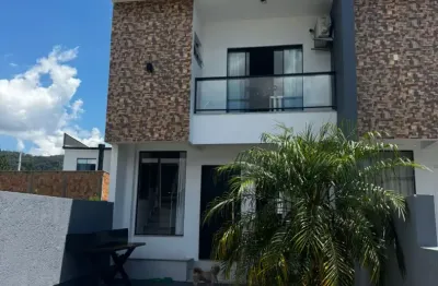 Sobrado Semi Mobiliado Localizado no Jardim Botânico - Potecas - São José / SC  Lindo sobrado, com móveis sob medida, super bem planejado e com espaço amplo e bem distribuído   R$ 450 MIL     Descriçã