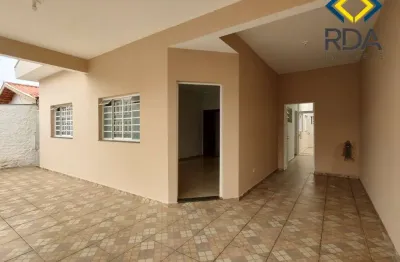 Localizada próxima de mercados, escolas, padarias e farmácias, essa casa conta com 4 dormitórios, sendo uma suíte,