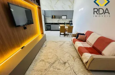 Esta casa possui uma planta diferenciada em formato de l, integrando garagem e quintal para melhor aproveitamento do espaço do terreno.