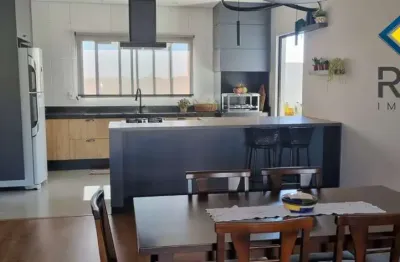 Sobrado na parte superior com 2 suites, sendo 1 com closet, sala e cozinha estilo americano, sala de jantar, sala de visita, sacada, lavanderia. no te