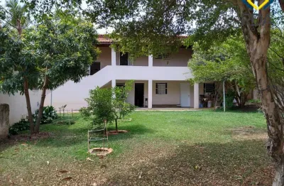 Construída em 2002, esta chácara é uma oportunidade imperdível para aqueles que buscam uma propriedade espaçosa, com todas as comodidades necessárias