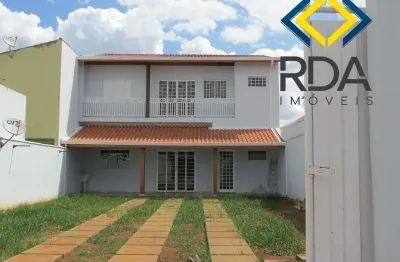 Imovel á venda com lote inteiro, sobrado de fundo com ótimo quintal na frente