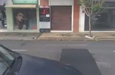 Salão comercial no centro da cidade com 56,16 mts e 1 banheiro.