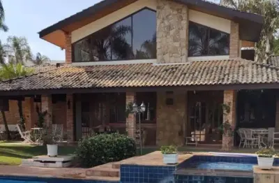 Esta linda chácara está localizada em um condomínio com frente e vista para o lago, proporcionando um cenário deslumbrante e muita privacidade.